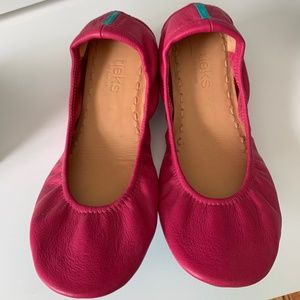 Tieks Size 8 Fuchsia Flats